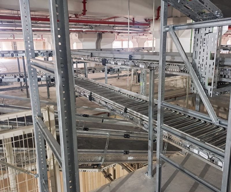 Depo tavanına uzanan konveyör hatları ve taşıyıcı konstrüksiyon — Türkiye