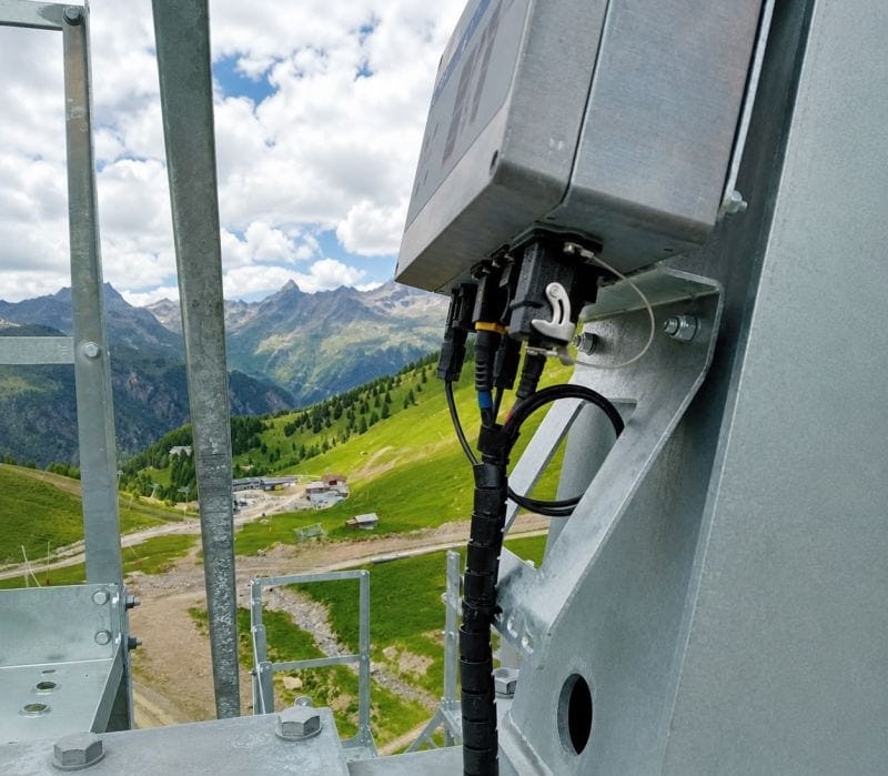 Teleferik istasyonunda elektrik bağlantı kutusu ve kablo girişleri